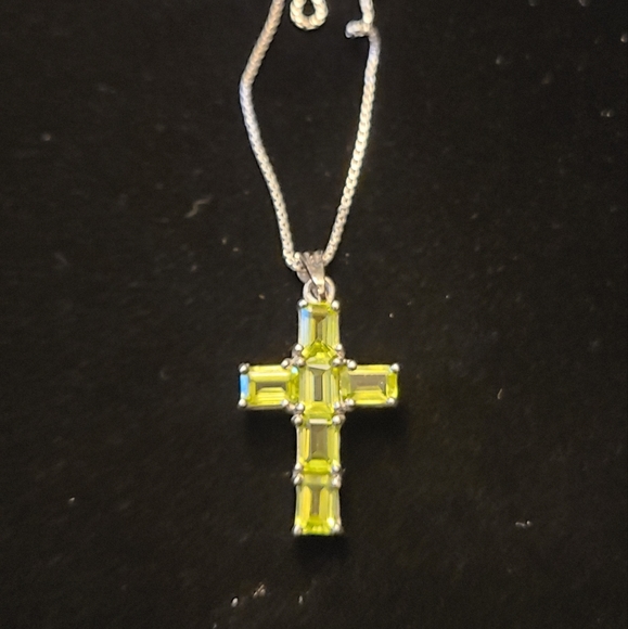Silver Emerald Cut Peridot Cross Pendant with 18 inch Box Link Silver Chain - Picture 3 of 8
